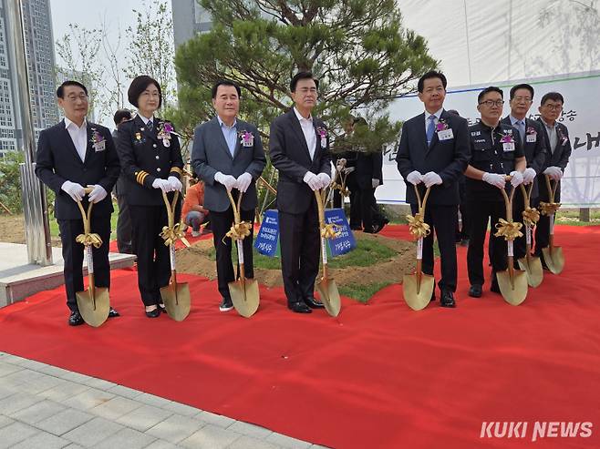 김태흠 충남지사(왼쪽 4번째)와 김지철 충남교육감(왼쪽 3번째) 등이 8일 충남교통방송 개국을 축하하는 기념식수에 앞서 기념촬영을 하고 있다. 사진=홍석원 기자