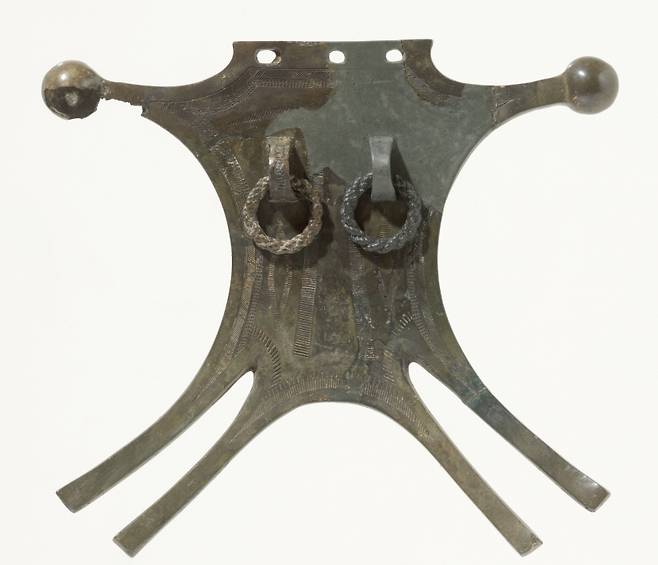 아산 신창면 남성리 유적에서 출토된 방패형 청동기. 우리나라에서 발견된 예가 드문 희귀한 유물이다. 국립중앙박물관