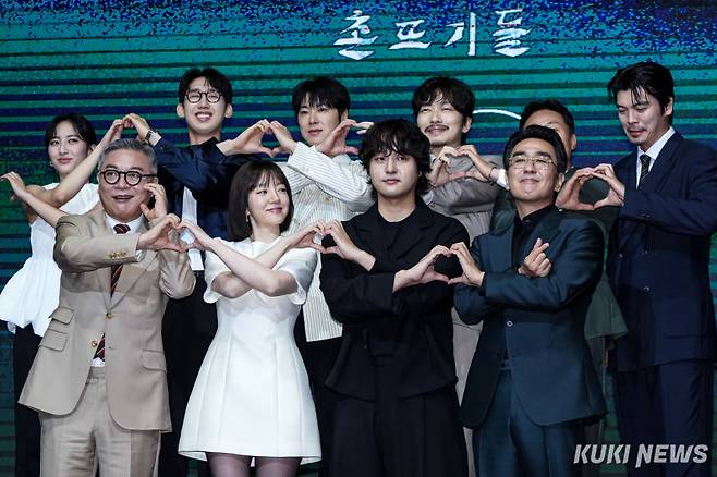 배우 김민(뒷줄 왼쪽부터 시계방향), 이상진, 정윤호, 이동휘, 김종수, 김성오, 류승룡, 양세종, 임수정, 김의성이 8일 서울 여의도 콘래드호텔에서 열린&nbsp;‘파인: 촌뜨기들’ 제작발표회에서 포즈를 취하고 있다. 유희태 기자