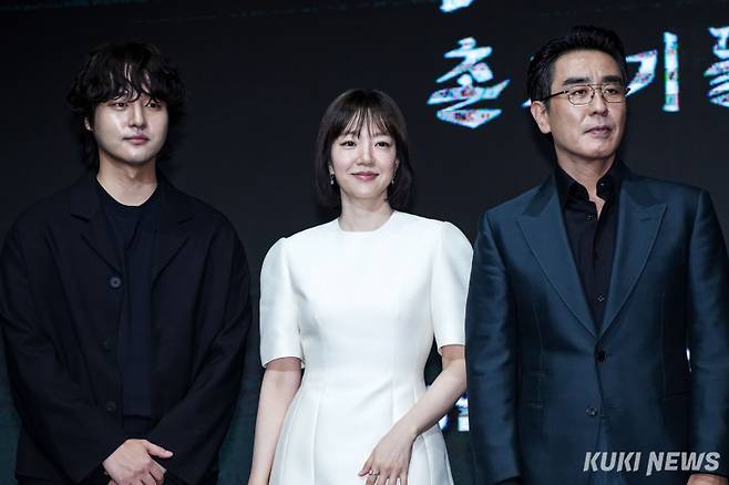 배우 양세종(왼쪽부터), 임수정, 류승룡이 8일 서울 여의도 콘래드호텔에서 열린 '파인: 촌뜨기들' 제작발표회에서 포즈를 취하고 있다. 2025.07.08 유희태 기자