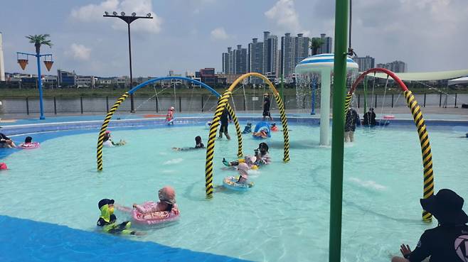 형산강 야외 물놀이장 모습. 포항시 제공