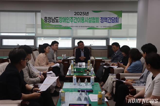 안장헌 충남도의원 8일 도의회에서 충남장애인주간이용시설협회 및 충남도 장애인복지과 관계 공무원과 간담회를 진행했다.&nbsp;