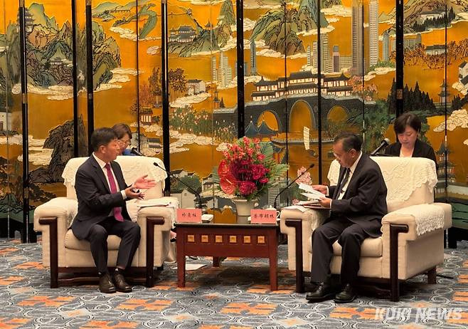 박정주 충남도 행정부지사가 지난 4일 중국 쓰촨성 푸부둔주 통일전선부장을 예방해 환담을 나누고 있다.