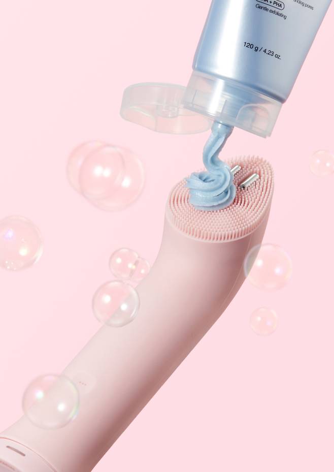 에이피알이 신제품 메디큐브 에이지알 부스터 진동 클렌저를 출시했다. 에이피알 제공&nbsp;