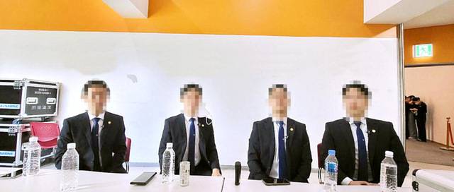 양복 차림의 신천지 일곱 사자 가운데 일부가 2023년 기념사진을 촬영하고 있다. A씨 제공