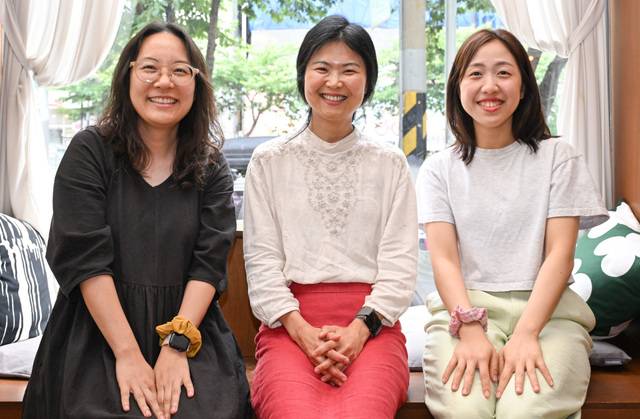 기독 교사 모임 ‘다음 세대를 위한 기도와 삶’에서 활동 중인 김유진 정진화 최지혜 교사가 지난 9일 서울 관악구의 한 카페에서 함께 미소짓고 있다(사진 왼쪽부터). 신석현 포토그래퍼