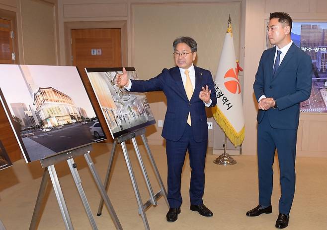 강기정 광주광역시장이 8일 오전 시청 비즈니스룸에서 열린 ‘광주 복합쇼핑몰 더현대 광주 관련 착공보고회’에서 정지영 현대백화점 대표이사와 대화를 나누고 있다. 광주광역시 제공