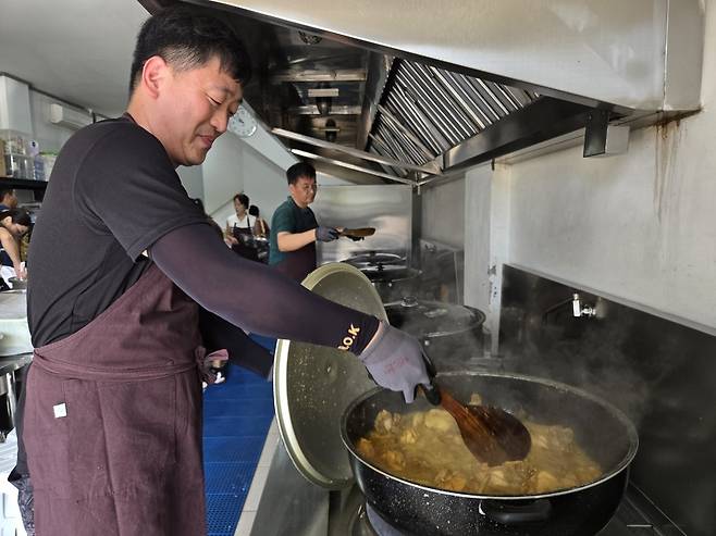 장대성 장로가 지난달 아들과 함께 인도네시아 자카르타 여행 중 세완마을 빈곤 주민들을 위한 도시락을 만들고 있다. 장 장로 제공