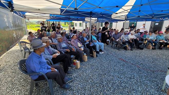 대구 삼덕교회 청년부가 지난달 산불 피해를 입은 경북 안동 임하교회를 방문해 마을 어르신 초청 잔치를 열고 있다. 삼덕교회 제공