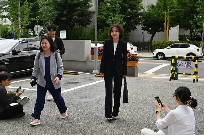 교육부 장관 후보자로 지명된 이진숙 전 충남대 총장이 30일 서울 영등포구 한국교육시설안전원에서 인사청문회 사무실로 출근하고 있다. 윤웅 기자