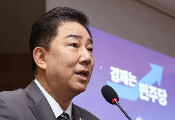 8일 더불어민주당 김병기 당대표 직무대행 겸 원내대표가 국회 의원회관에서 열린 세미나에서 축사하고 있다. 연합뉴스