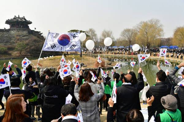 지난 2019년 3·1운동 100주년 기념 시민문화제에서 수원시민들이 방화수류정에서의 만세운동을 재현하고 있다. 수원시 제공