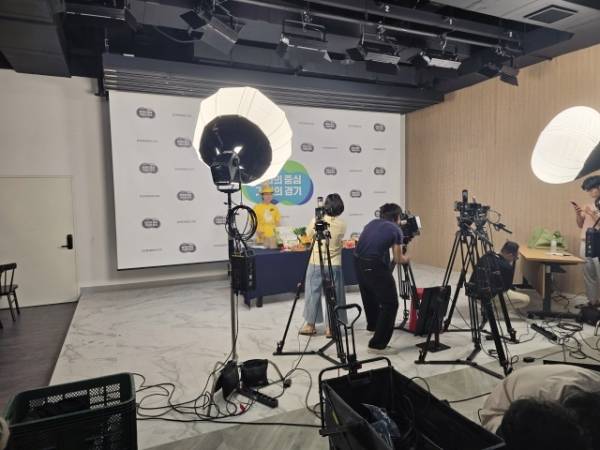 ８일 오전 경기도청 지하１층 스튜디오에서 경기도농수산진흥원 관계자들이 마켓경기 라이브커머스 방송을 준비하고 있다. 김경희기자