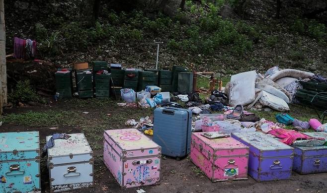 캠프에 참가했던 어린이들이 남긴 여행가방 / 사진=연합뉴스