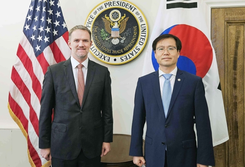 여한구 산업통상자원부 통상교섭본부장이 지난 5일(현지시간) 미국 워싱턴 DC 미국무역대표부(USTR)에서 제이미슨 그리어 미국 무역대표부 대표와 기념 촬영하고 있다. [사진 출처 = 산업통상자원부]