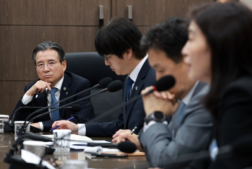 김용범 대통령실 정책실장이 지난달 20일 울산전시컨벤션센터에서 이재명 대통령 주재로 열린 인공지능(AI) 글로벌 협력 기업 간담회에서 정신아 카카오 대표의 발언을 듣고 있다. [사진 출처 = 대통령실통신사진기자단]