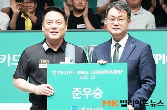 아쉽게 준우승을 차지한 조재호가 타이틀스폰서인 하나카드 성영수 대표와 기념촬영하고 있다.