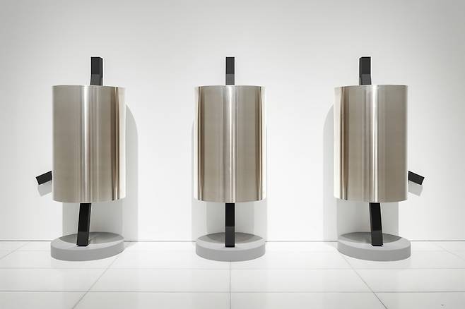 ‘UM Tai-Jung, 낯선자의 은신처-은빛 베일 출현 I, 출현 II,  출현 III’. [아라리오갤러리]