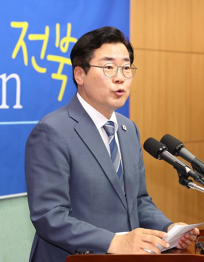 더불어민주당 당대표 선거에 출마한 박찬대 의원이 8일 전북 전주시 전북특별자치도의회 브리핑룸에서 기자회견을 열고 질의에 답변을 하고 있다. [사진 출처 = 뉴스1]