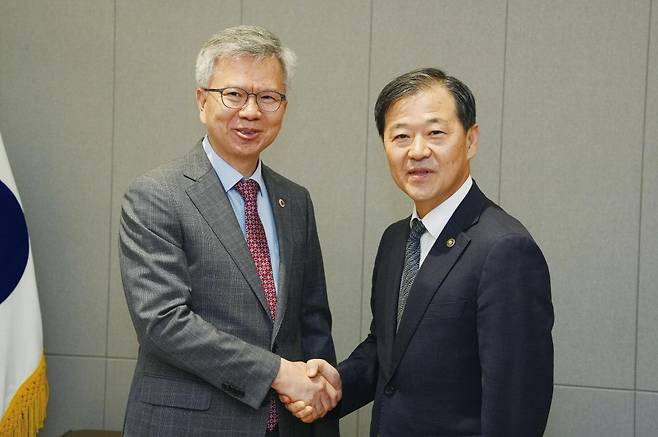 이형훈 보건복지부 2차관(오른쪽)이 8일 대한의사협회를 방문해 김택우 의협 회장 등 집행부와 간담회를 가졌다.  대한의사협회