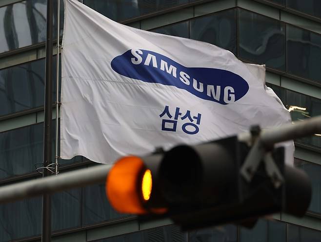 삼성전자는 올해 2분기 연결 기준 영업이익이 4조6000억원으로 잠정 집계됐다고 8일 밝혔다. 사진은 서울 서초구 삼성전자 사옥 앞에 신호등이 점멸돼 있다. [한주형 기자]