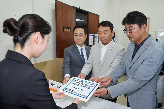 박성준·김용민·노종면 더불어민주당 의원(왼쪽부터)이 8일 국회 의안과에 당대표 도전을 선언한 박찬대 의원이 대표 발의한 내란특별법안을 제출하고 있다.  뉴스1