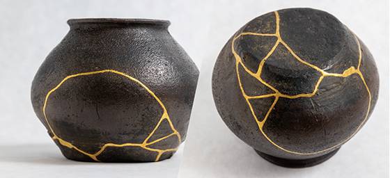 까만색 도자기에 금분으로 수리한, 전형적인 ‘킨츠기’ 작업