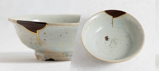 백자 일부분 조각 대신 옻칠로 메워 수리했다.