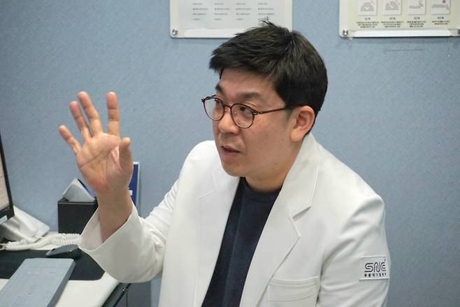 몽실이의 치료 과정을 설명해주고 있는 SNC동물메디컬센터 최중연 대표원장/사진=윤혜주 기자