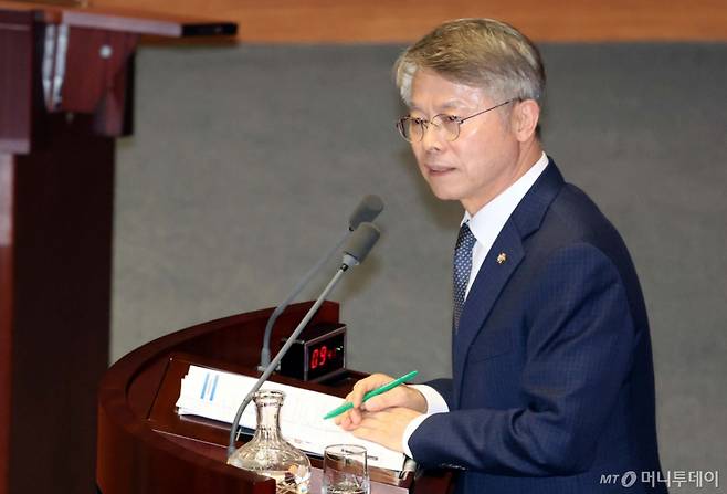 [서울=뉴시스] 조성봉 기자= 민형배 더불어민주당 의원이 23일 오후 서울 여의도 국회에서 열린 제421회국회(임시회) 제2차 본회의 서울서부지방법원 불법적폭동사태관련긴급현안질문에서 발언을 하고 있다. 2025.01.23. suncho21@newsis.com /사진=조성봉