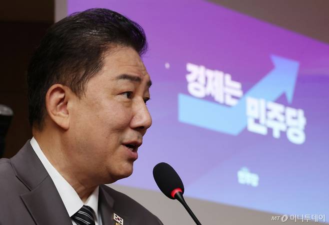 [서울=뉴시스] 고승민 기자 = 김병기 더불어민주당 원내대표가 8일 서울 여의도 국회 의원회관에서 열린 '경제는 민주당 : 코스피 5000시대 실현을 위해 민주당이 할 일 : ①부동산편' 특강에서 축사를 하고 있다. 2025.07.08. kkssmm99@newsis.com /사진=고승민