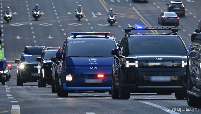 윤석열 대통령이 탑승한 호송차가 20일 오전 서울 서초구 서초역사거리에서 서울중앙지법으로 향하고 있다.   서울중앙지법 형사합의25부(지귀연 부장판사)는 이날 내란 우두머리 혐의를 받는 윤 대통령의 1차 공판준비기일을 진행하며, 이번 기일에서는 윤 대통령 측이 청구한 구속 취소에 대한 심문도 함께 진행될 예정이다./사진=(서울=뉴스1) 사진공동취재단