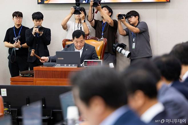 박성민 국회 산업통상자원중소벤처기업위원회 위원장 직무대리(국민의힘 간사)가 7일 서울 여의도 국회에서 열린 제427회 국회(임시회) 산업통상자원중소벤처기업위원회 제1차 전체회의에서 의사봉을 두드리고 있다. 2025.7.7/뉴스1  Copyright (C) 뉴스1. All rights reserved. 무단 전재 및 재배포,  AI학습 이용 금지.
