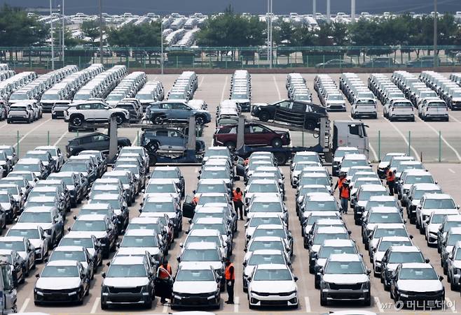 지난 7일 오후 경기 평택시 포승읍 평택항에 수출용 차량들이 세워져 있는 모습. /사진=뉴스1 /사진=(평택=뉴스1) 김영운 기자