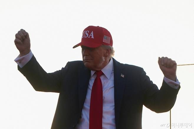 (디모인 로이터=뉴스1) 김지완 기자 = 3일(현지시간) 도널드 트럼프 미국 대통령이 아이오와주 디모인 국제공항에서 열린 '아메리카250' 주최 행사에서 음악에 맞춰 흥겹게 몸을 흔들고 있다. 2025.07.03  ⓒ 로이터=뉴스1  Copyright (C) 뉴스1. All rights reserved. 무단 전재 및 재배포,  AI학습 이용 금지. /사진=(디모인 로이터=뉴스1) 김지완 기자