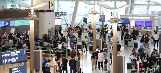 [인천공항=뉴시스] 김선웅 기자 = 7일 인천국제공항 제1여객터미널 출국장에서 여름 휴가철을 맞아 출국하는 여행객들이 출국 수속을 밟고 있다. 2025.07.07. mangusta@newsis.com /사진=김선웅