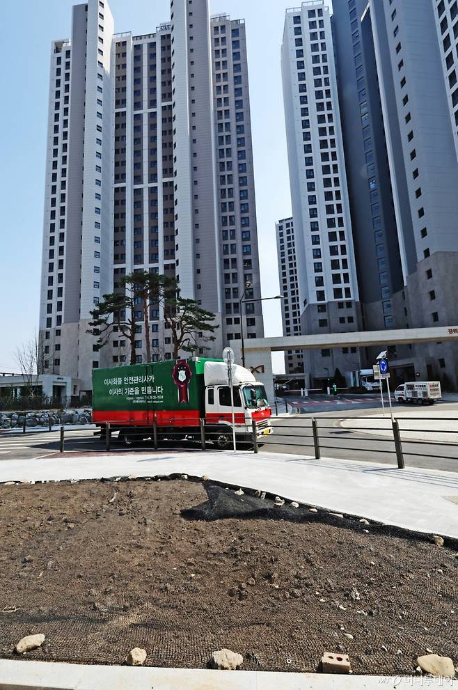 (서울=뉴스1) 장수영 기자 = 31일 오후 서울 성북구 장위 자이 아파트 앞 인도가 공사 중인 가운데 이삿짐 차량이 출입구 앞에 세워져 있다.   성북구는 이날 장위 자이 레디언트에 대한 임시 사용승인을 내렸다.   단지 주변 기반 시설 공사가 마무리되지 않아 입주 여부가 불투명했으나, 조합 측이 마련한 안전 대책을 성북구가 받아들여 입주를 허용했다. 2025.3.31/뉴스1  Copyright (C) 뉴스1. All rights reserved. 무단 전재 및 재배포,  AI학습 이용 금지. /사진=(서울=뉴스1) 장수영 기자