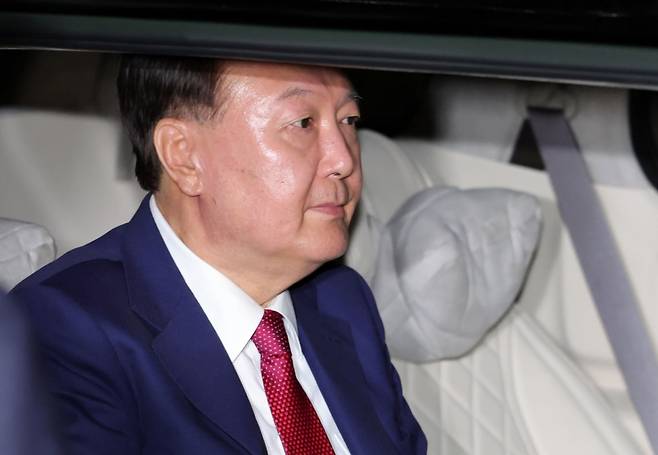 윤석열 전 대통령이 5일 오후 서울 서초구 서울고등검찰청에 마련된 내란특검 사무실에서 2차 대면 조사를 마친 뒤 귀가하고 있다. /사진=뉴시스