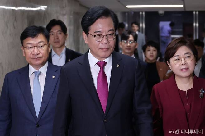 (서울=뉴스1) 이광호 기자 = 송언석 국민의힘 비상대책위원장 겸 원내대표가 8일 오전 서울 여의도 국회에서 열린 원내대책회의에 참석하고 있다.  2025.7.8/뉴스1  Copyright (C) 뉴스1. All rights reserved. 무단 전재 및 재배포,  AI학습 이용 금지. /사진=(서울=뉴스1) 이광호 기자