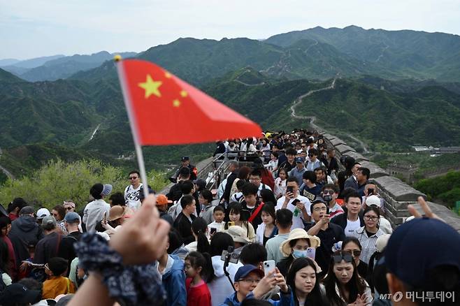 (베이징 AFP=뉴스1) 우동명 기자 = 1일(현지시간) 중국 노동절 5일 황금연휴 첫 날 베이징 팔달령에 있는 만리장성에 관광객이 북적이고 있다. 2025.05.02   ⓒ AFP=뉴스1  Copyright (C) 뉴스1. All rights reserved. 무단 전재 및 재배포,  AI학습 이용 금지. /사진=(베이징 AFP=뉴스1) 우동명 기자