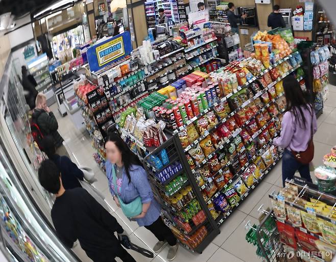 시민들이 서울의 한 편의점을 이용하고 있다. /사진제공=뉴스1
