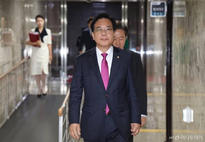 송언석 국민의힘 비상대책위원장이 7일 서울 여의도 국회에서 비공개로 열린 간사단 회의에 참석하고 있다. 이날 당 혁신위원장을 수행하기로 했던 안철수 의원은 위원장 사퇴 및 전당대회 출마 의사를 밝혔다. 2025.07.07. /사진=뉴시스 /사진=고승민