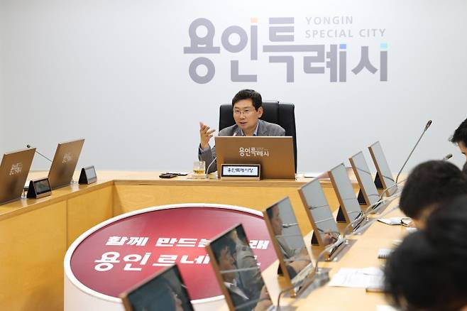 이상일 용인특레시장이 지난 7일 시청 영상회의실에서 열린 간부회의에서 발언하고 있다. /사진제공=용인특레시