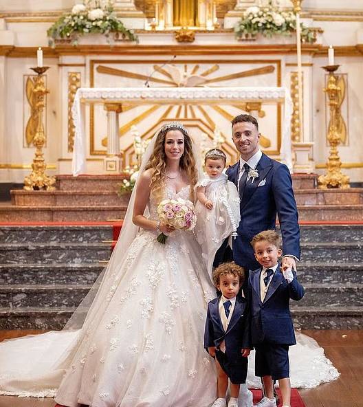 갑작스럽게 교통사고로 사망한 디오구 조타가 아내와 세 아이에게 남긴 재산이 최대 3500만파운드(약 653억)라는 언론 보도가 나왔다. 사진은 조타(맨뒤 오른쪽)와 아내, 세 아이들의 모습. /사진=데일리메일 홈페이지 캡처