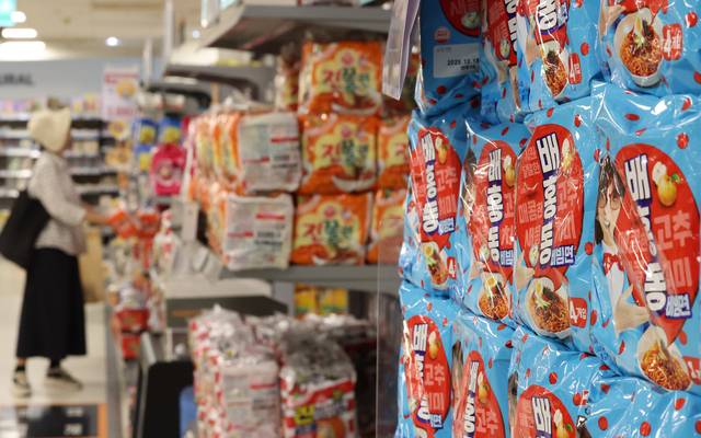 정부와 식품·유통업계가 먹거리 물가 부담을 낮추기 위해 대규모 할인행사를 진행하기로 했다. 소비자들이 많이 찾는 라면과 빵, 커피 등을 대형마트와 편의점에서 최대 50% 저렴하게 판매한다. 농림축산식품부는 식품·유통업계 간담회를 열어 물가안정을 위한 여름 휴가철 가공식품 할인행사를 개최하기로 했다고 밝혔다. 사진은 7일 서울 한 대형마트 라면 판매대 모습. 연합뉴스