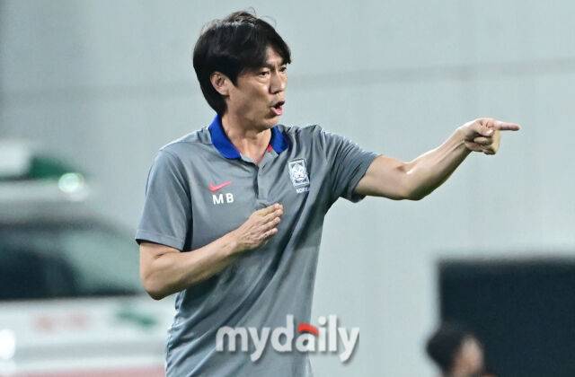 7일 경기도 용인미르스타디움에서 열린 2025 동아시아축구연맹(EAFF) E-1 풋볼 챔피언십(동아시안컵) 한국-중국 경기. 홍명보가 선수들에게 지시를 내리고 있다./용인=한혁승 기자