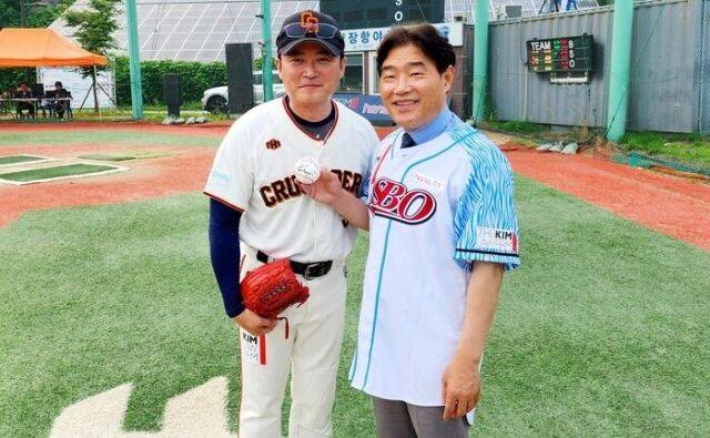 김운남 고양시 의회 의장이 경기 전 배우 임호와 함께 포즈를 취했다. /한스타미디어