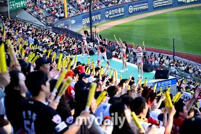 2025년 6월 4일 오후 서울 잠실구장에서 진행된 '2025 신한 SOL뱅크 KBO 리그' KIA 타이거즈와 두산 베어스의 경기. 만원 관중들이 응원하고 있다./마이데일리