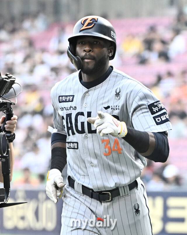 28일 오후 서울 잠실야구장에서 진행된 '2025 프로야구 KBO리그' LG트윈스와 한화이글스의 경기. 한화 플로리얼이 1회초 선두타자로 나서 홈런을 친 뒤 홈을 밟고 있다./마이데일리