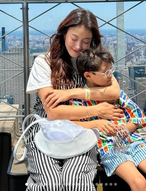 이시영이 첫째 아들 정윤 군과 뉴욕에서 함께 포옹하는 모습, 행복한 모자 일상